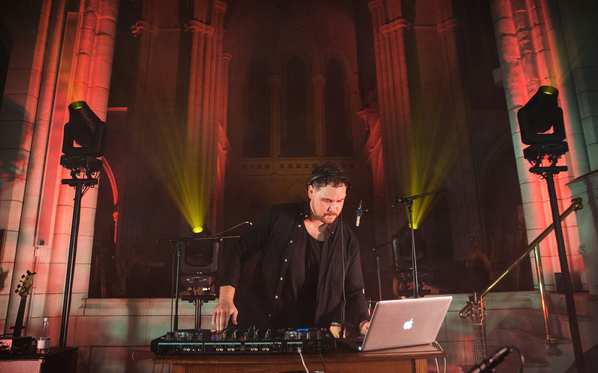 Read more about the article 40th & 50th Birthday DJ Auckland – Classics, Singalongs & Modern Hits